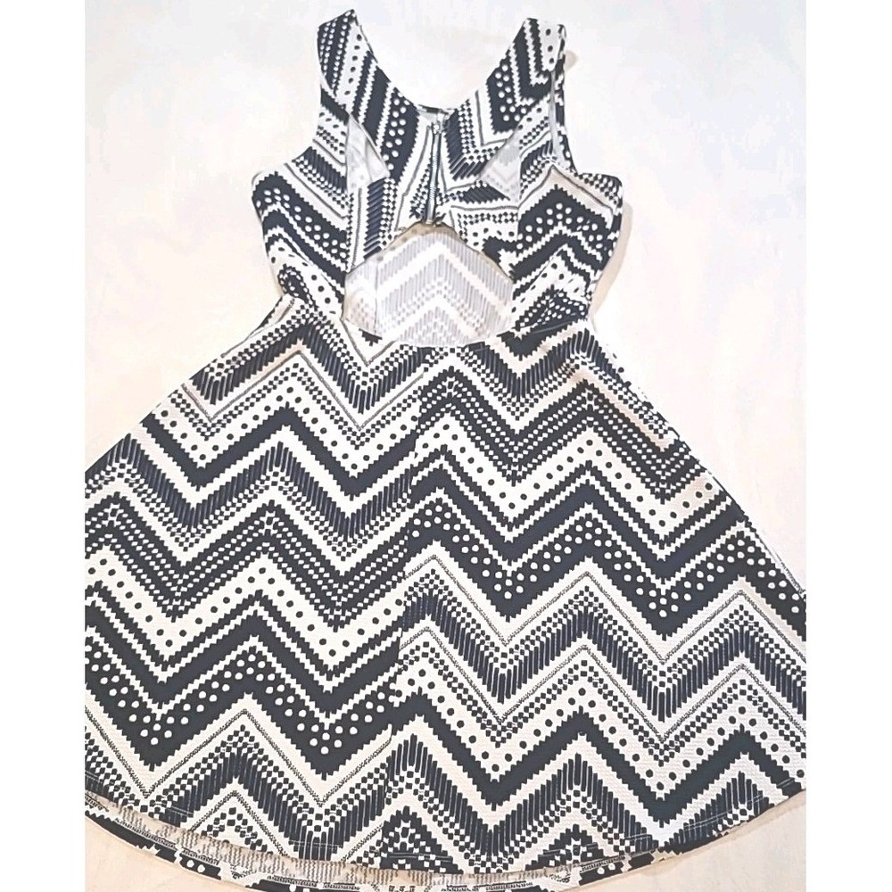 Maurices Sun Dress Size Medium Black & White Sleeveless 1/4 Zipper Back Heavier - Picture 10 of 16
